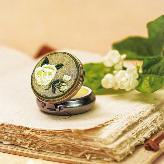 Scented sachet tin with flowers on soft linen